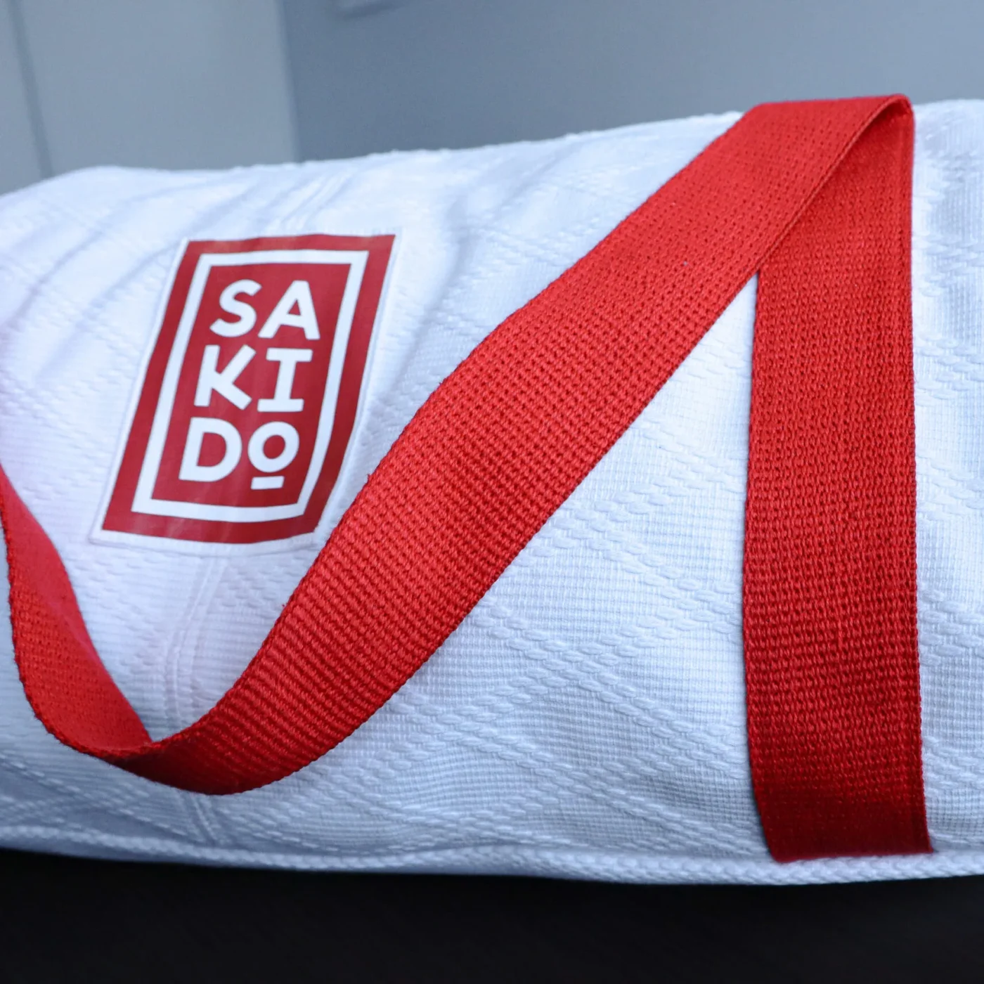 Gros plan sur la toile grain de riz d'une veste de judo